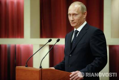 Президент РФ осмотрел экспозицию форума "Армия-2015"